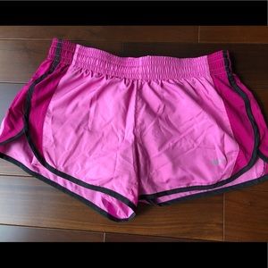 Nike ‘DRI-FIT’ mid-rose running shorts